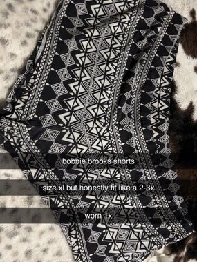 Bobbie Brooks Black and White Geometric Women’s Shorts